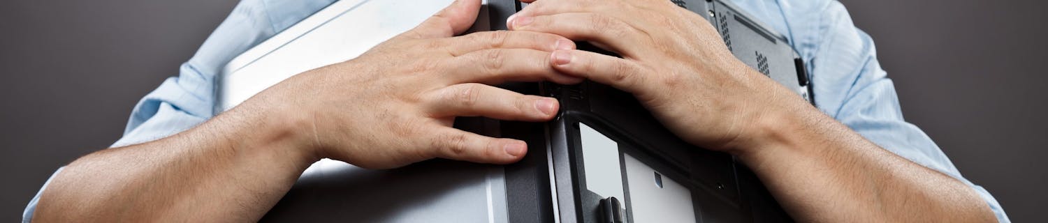 Mand med computer over hovedet